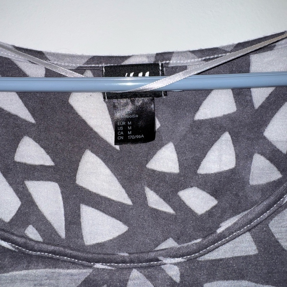 Triangular Pattern Top - Picture 10 of 12